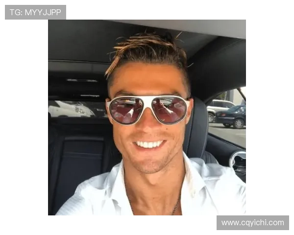 C罗社交媒体分享新造型清爽寸头引发粉丝热议